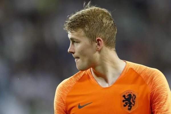 德弗里踢什么位置？